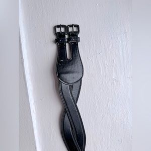 Double Buckle Twist Belt. Black.